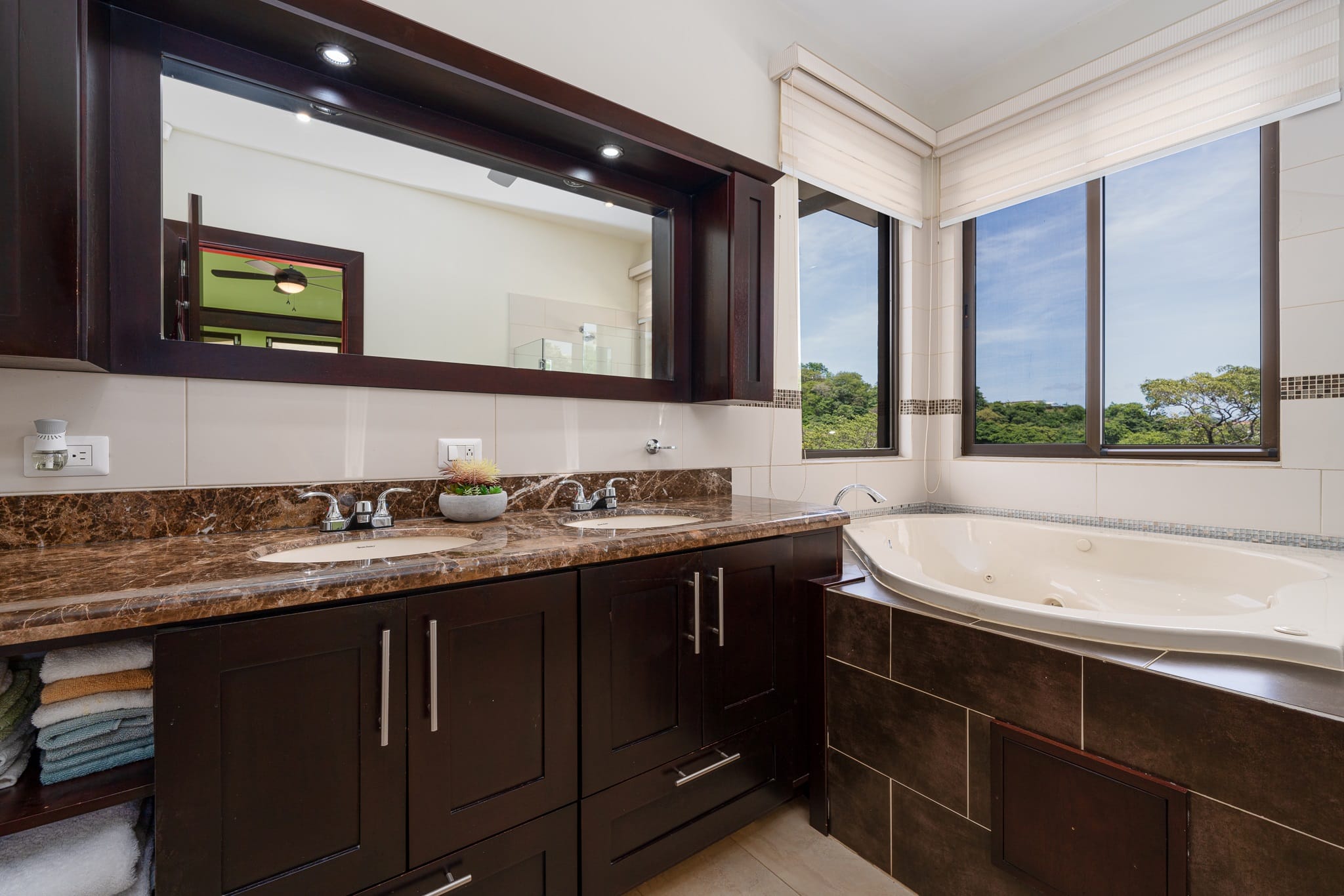 Casa Dulce Vida Pacifico rental home - Master Bath 1