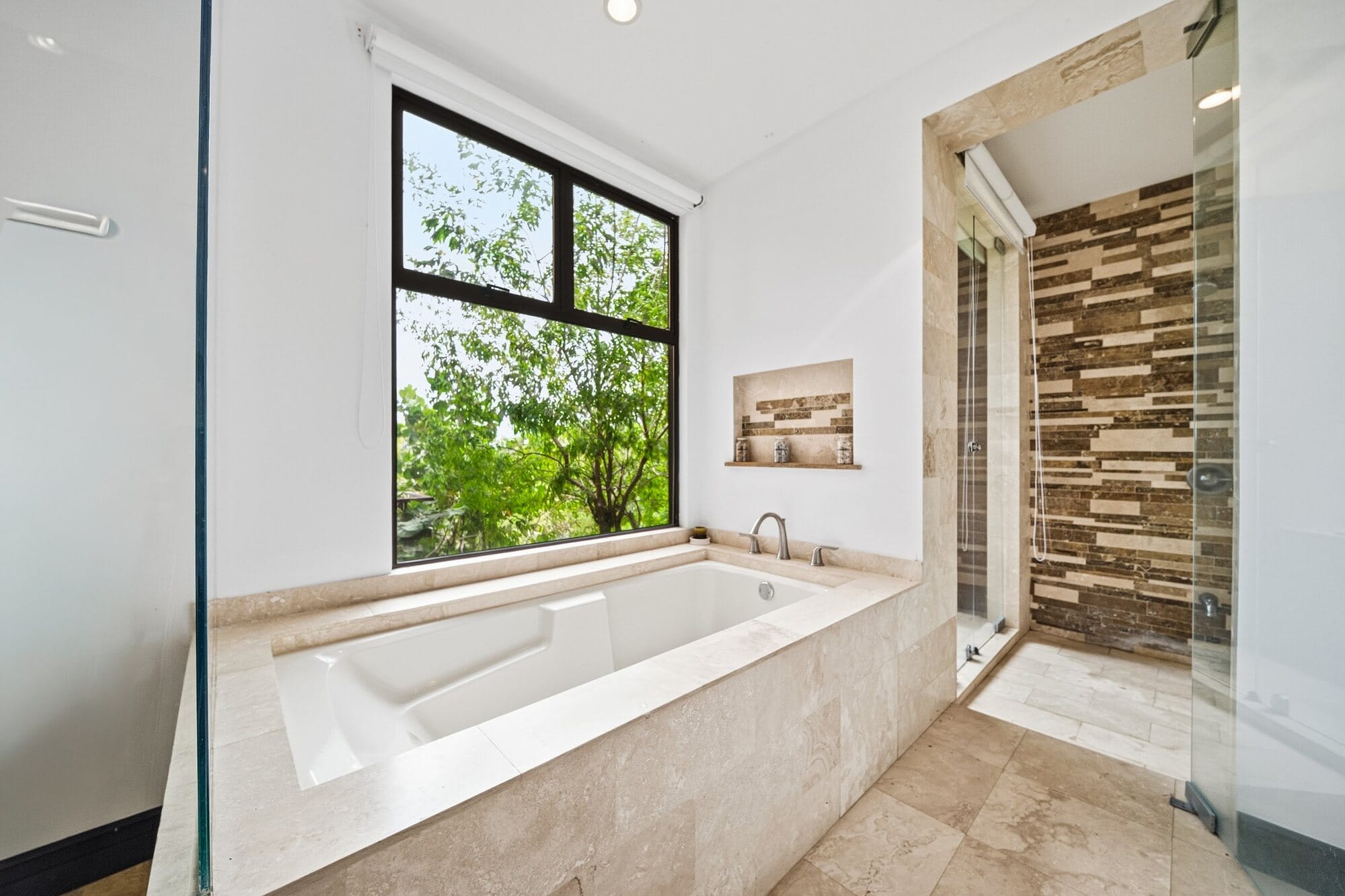Bathtub and walk-in shower in Azul Paraiso C8