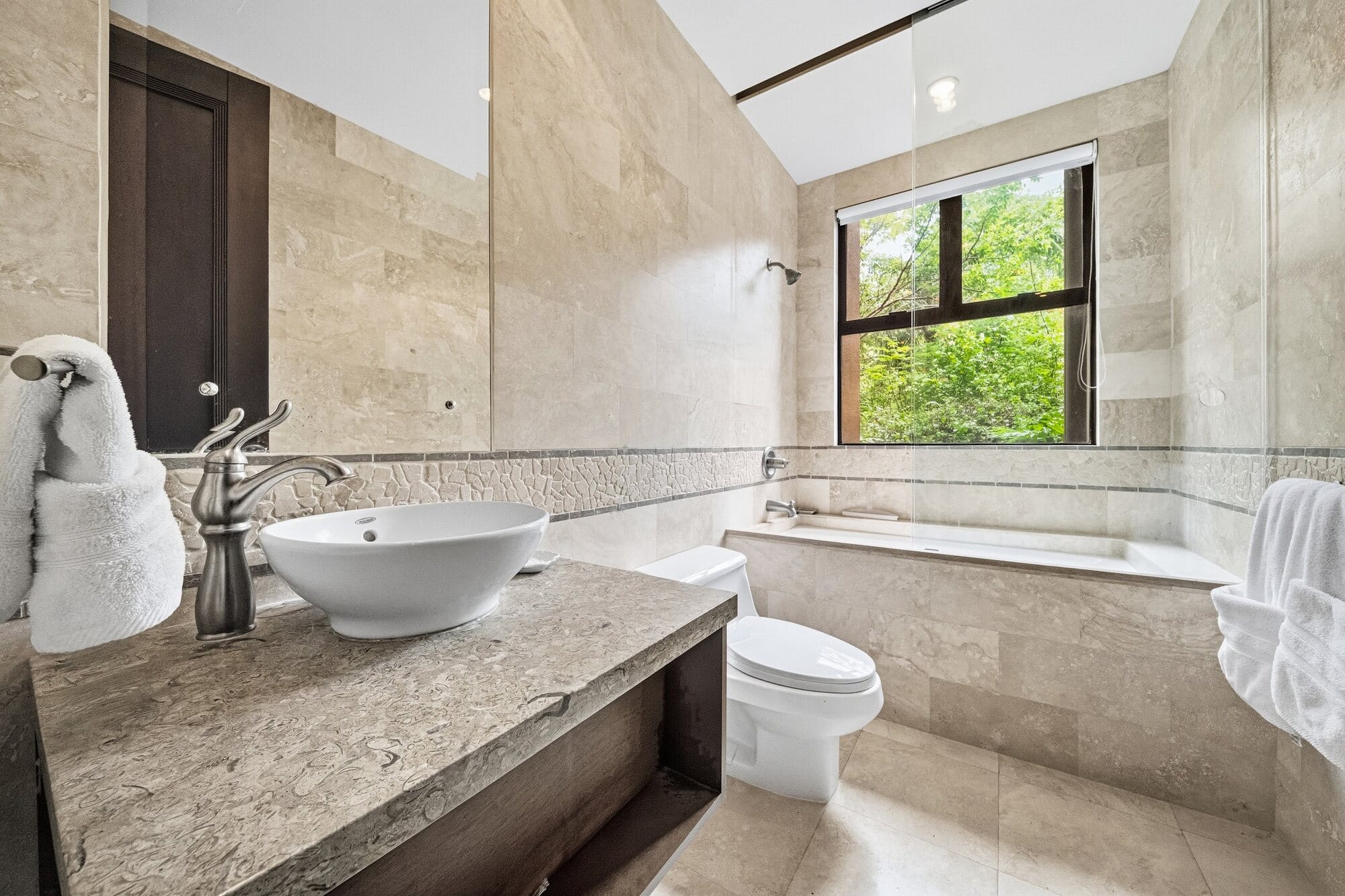 Guest bathroom in Azul Paraiso C8