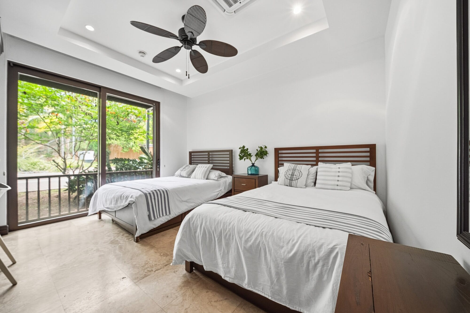 Guest bedroom with two queen beds in Azul Paraiso C8