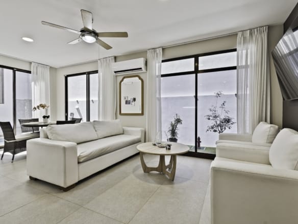 Bright living room in Monte Hermoso #61